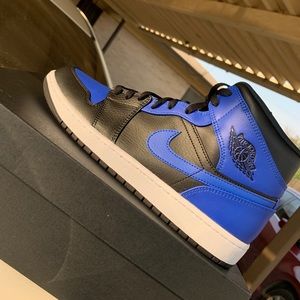 Air Jordan 1 mid “Royal Toe”